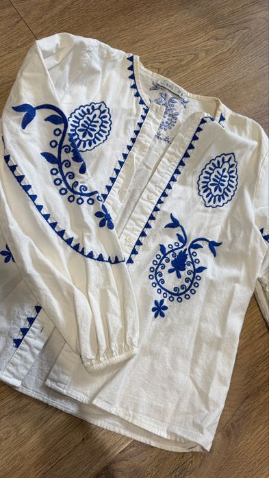 Вишиванка. Має гарні вишиті симфоли і шарна живитьмя на дівчинці.