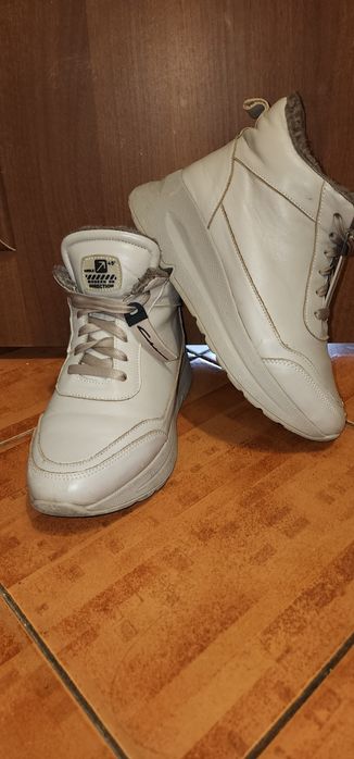 Женские кроссовки зима