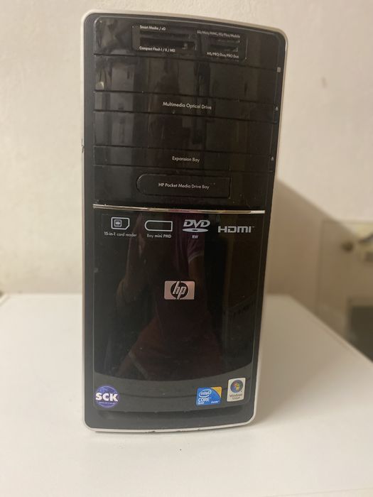 Komputer z klawiaturą i monitorem