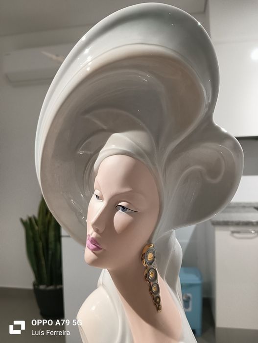 Busto feminino de porcelana marca GALOS