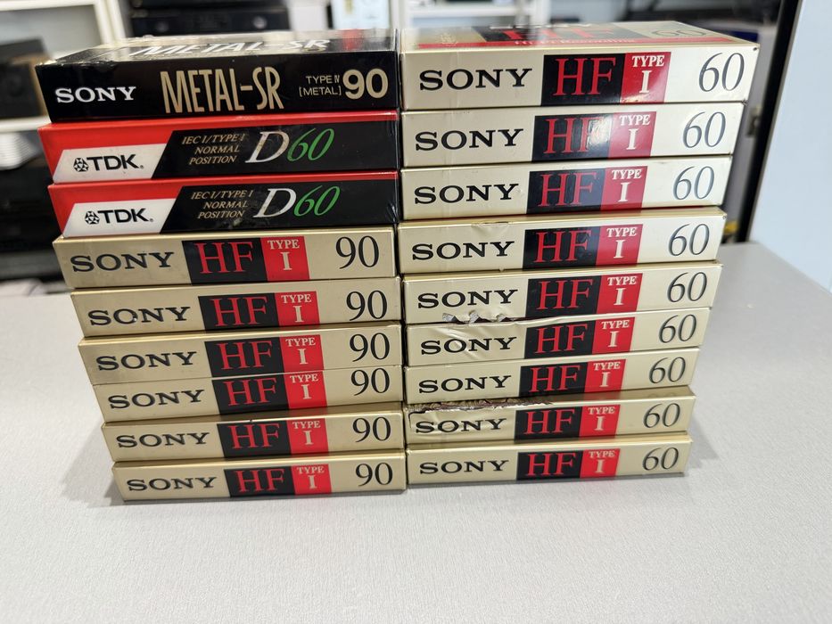 Zestaw nowych zafoliowanych kaset magnetofonowych Sony i TDK