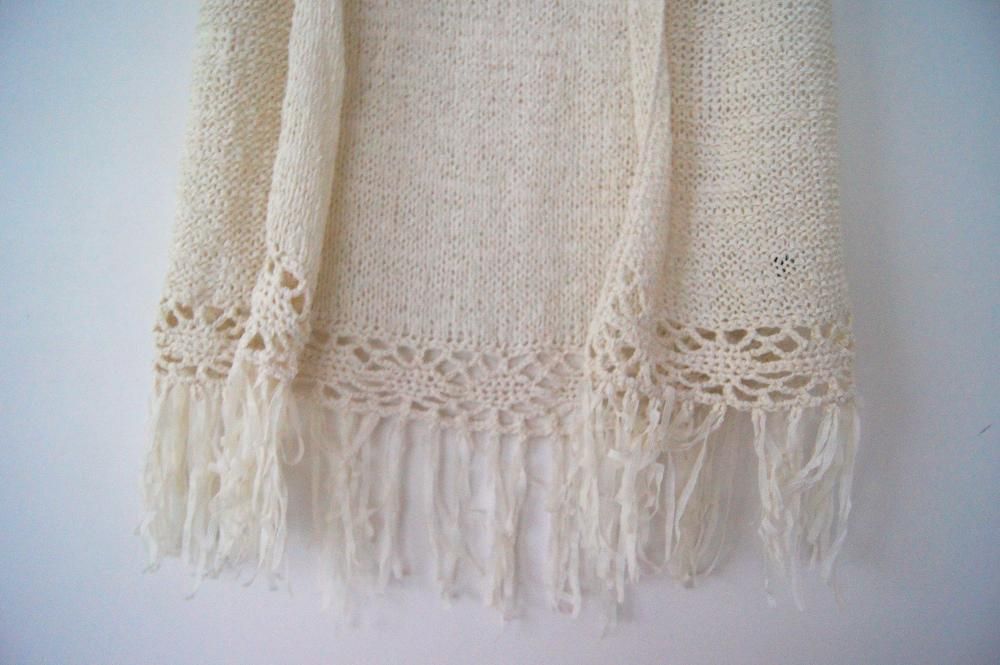 Jasna kremowa biala bezowa narzutka kamizelka z fredzlami fredzle S M