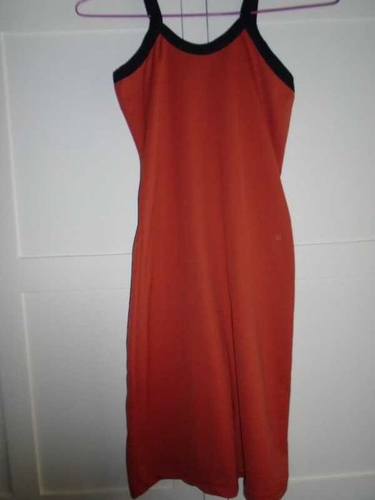 Vestido justo cor tijolo