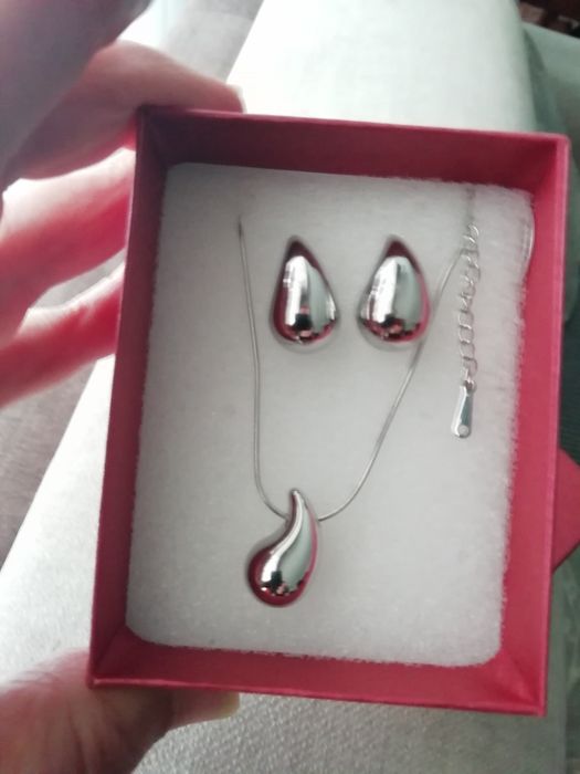 Fio a lágrima e brincos iguais, alianças de comprimisso