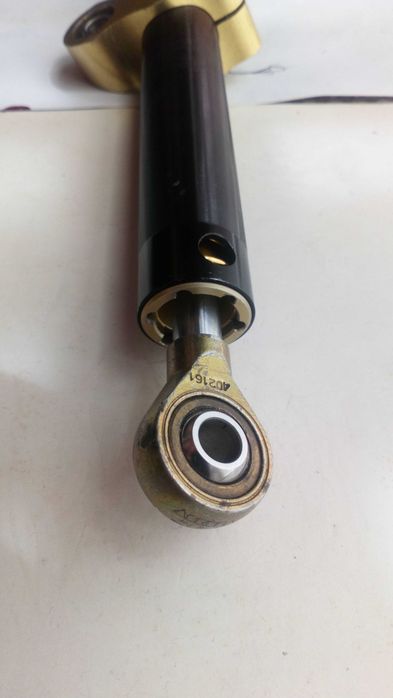 Amortecedor de direcção Hyperpro com 120mm de curso.