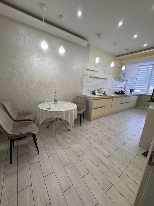 Продам 3-х кімнатну квартиру .,Хіміків 7 (96 кв. м.)