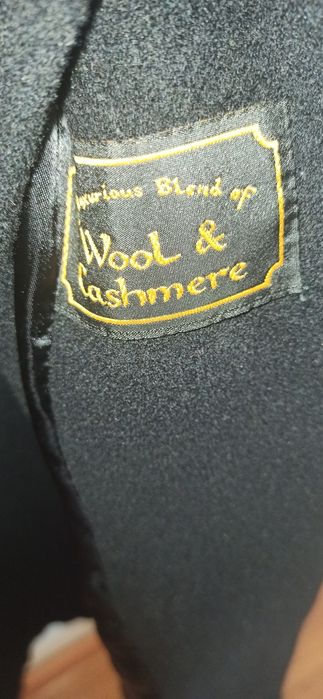 Casaco preto cumprindo preto de pura lã