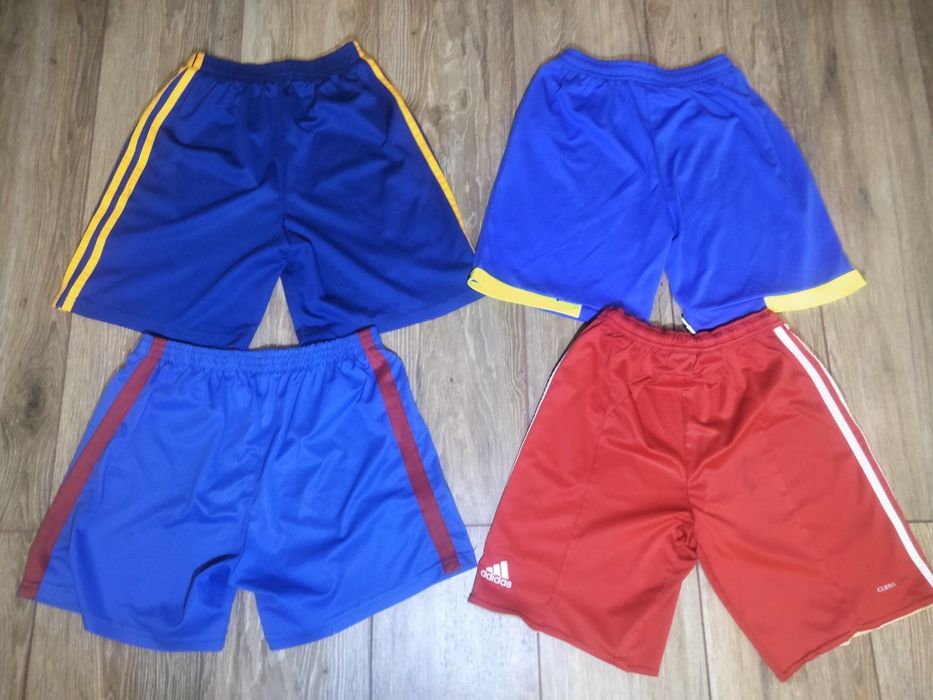 Різні футбольні шорти