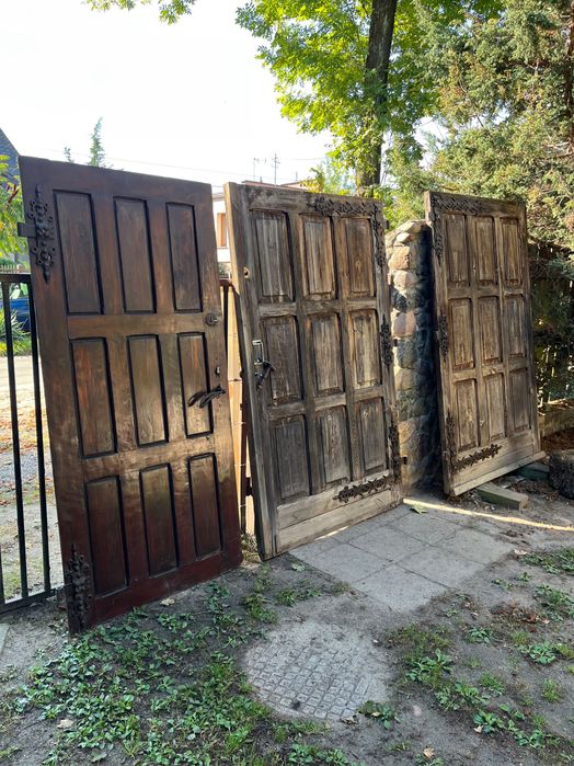 Drewniane drzwi garażowe[brama] z pięknymi okuciami + drzwi wejściowe