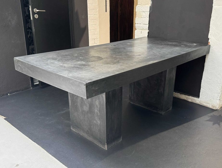 Mesa cinzenta de betão