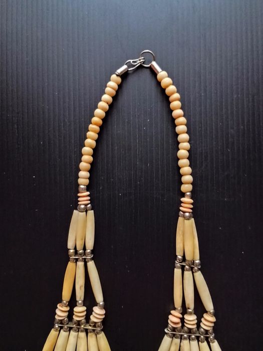 Naszyjnik wielorzędowy.