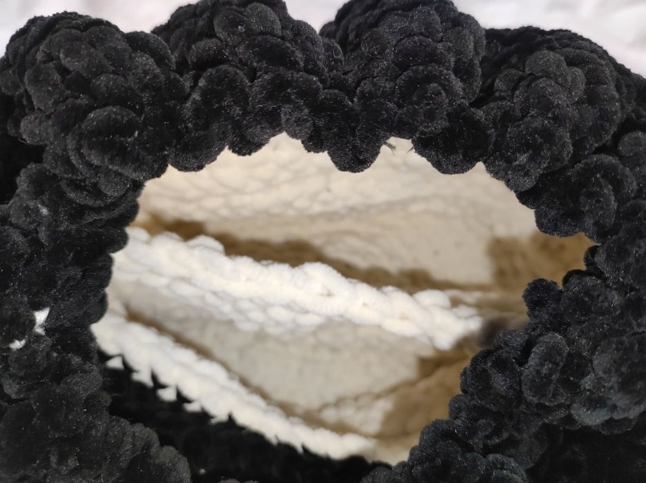 В'язана чорно-біла сумочка