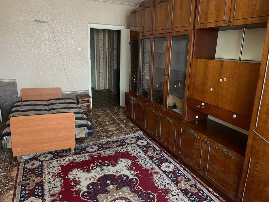 Оренда квартири  в місті Херсон . Перший поверх . Опалення працює .