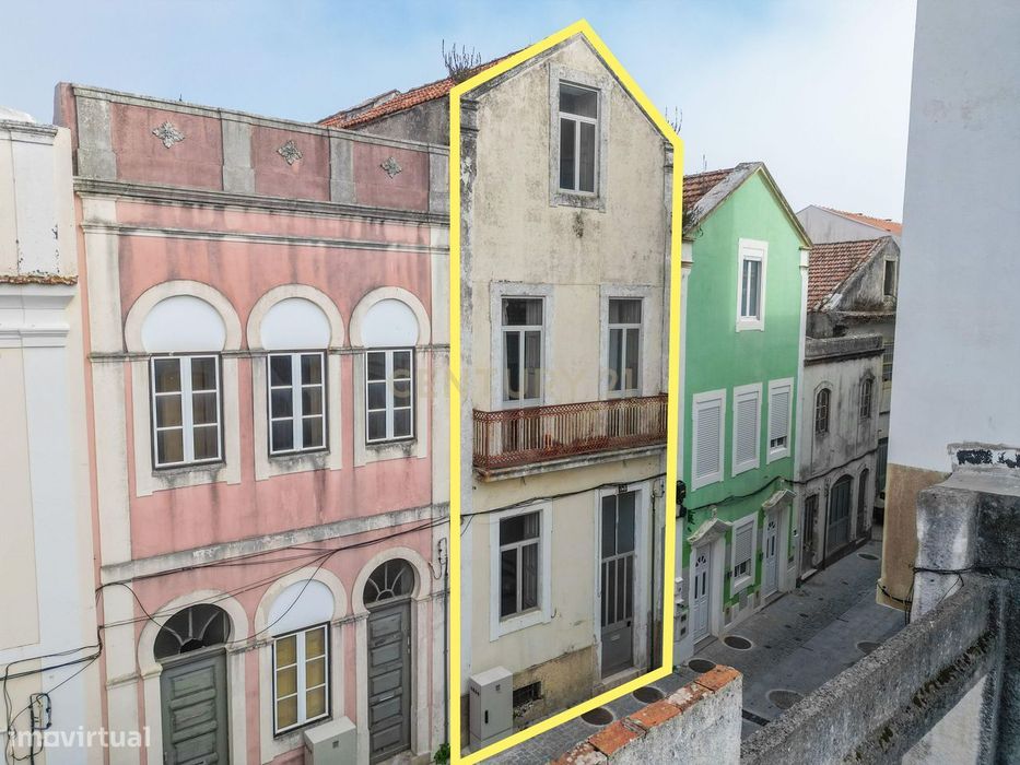 Edifício de 3 pisos com 8 divisões, cheio de caráter, história e poten