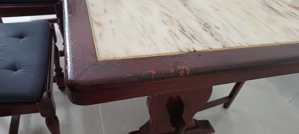 Mesa de cozinha madeira com tampo em mármore e 4 cadeiras