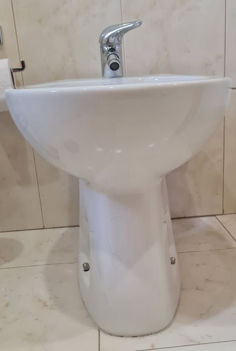 Bidé branco em bom estado