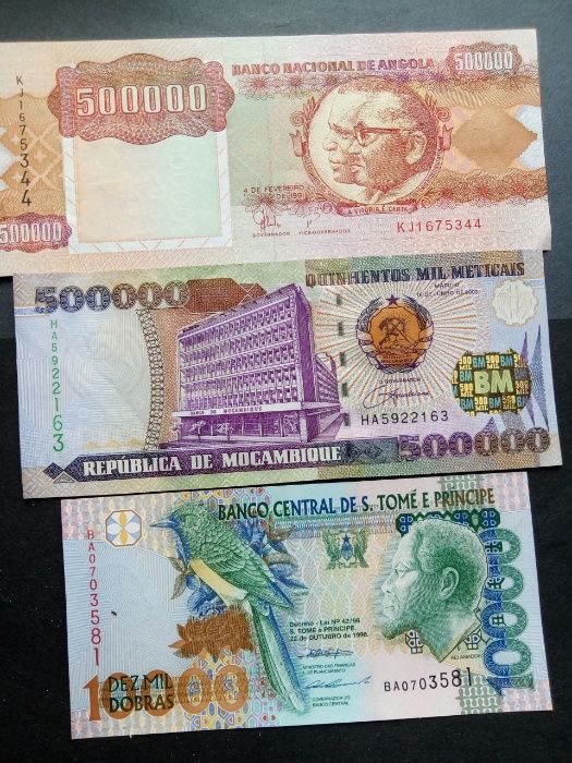3 notas 500 000 Kwanzas,500 000,Meticais e 10 000 Dobras, raras