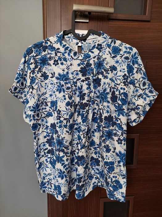 Śliczna koszula w granatowe kwiaty Reserved