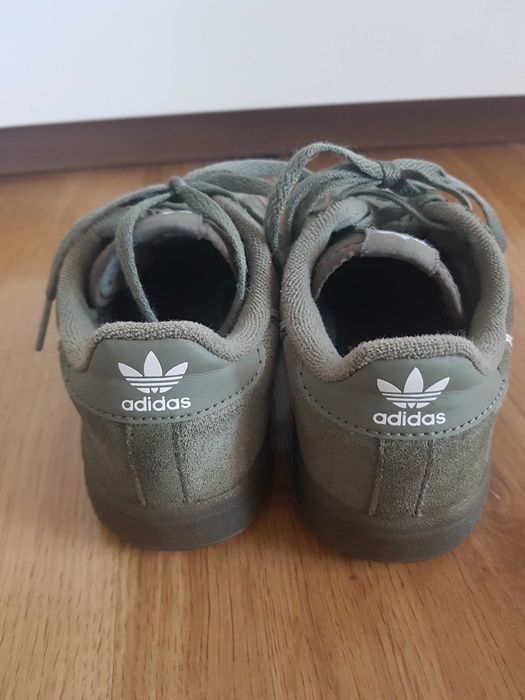 Zamszowe buty khaki adidas 31,5