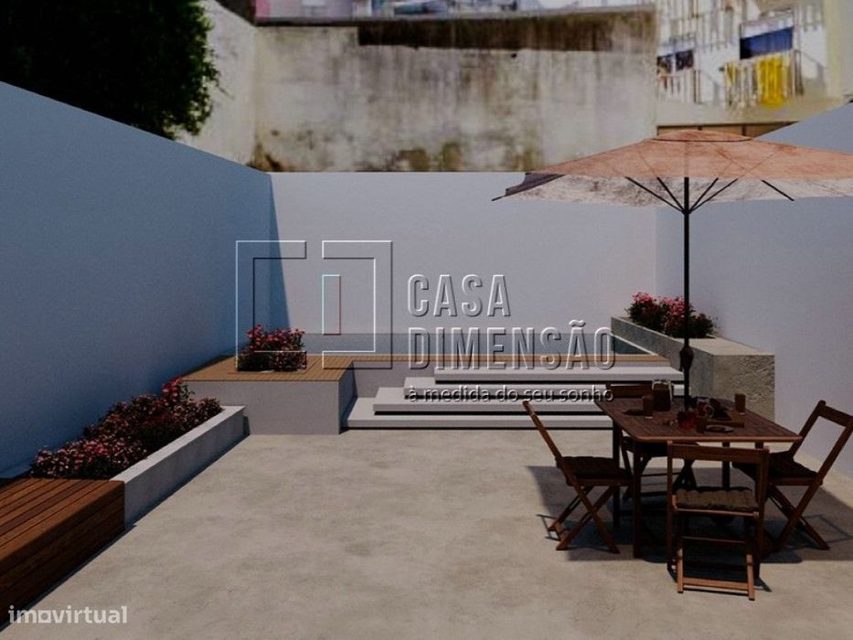 Apartamento T0/T1, em remodelação total, com Terraço de 71 m2!!