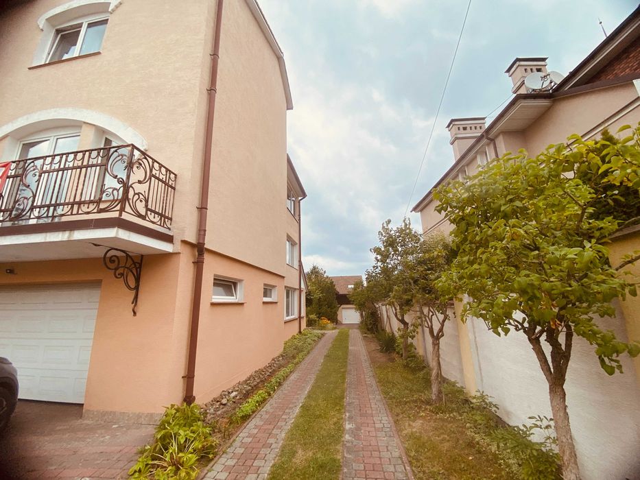Терміновий продаж приватної садиби з двох будинків у передмісті Львова