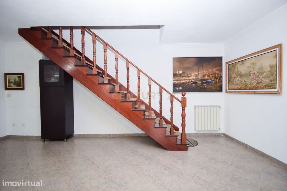 T3 Duplex 116m no Carregado em urbanização tranquila com acesso direto