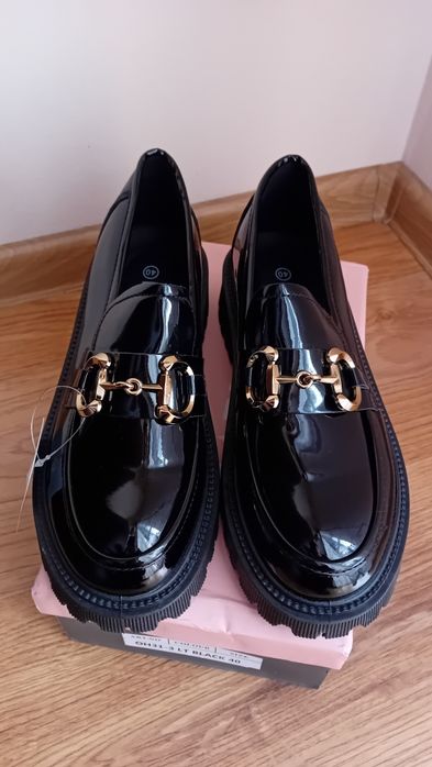 Czarne mokasyny lakierowane z łańcuchem,  rozmiar 40