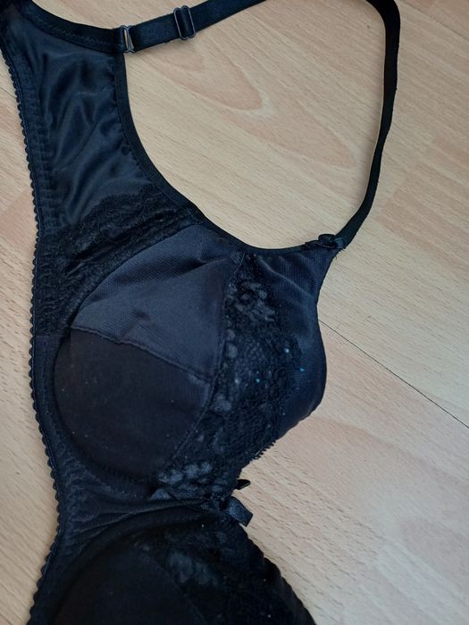 Sprzedam  biustonosz czarny 70 B