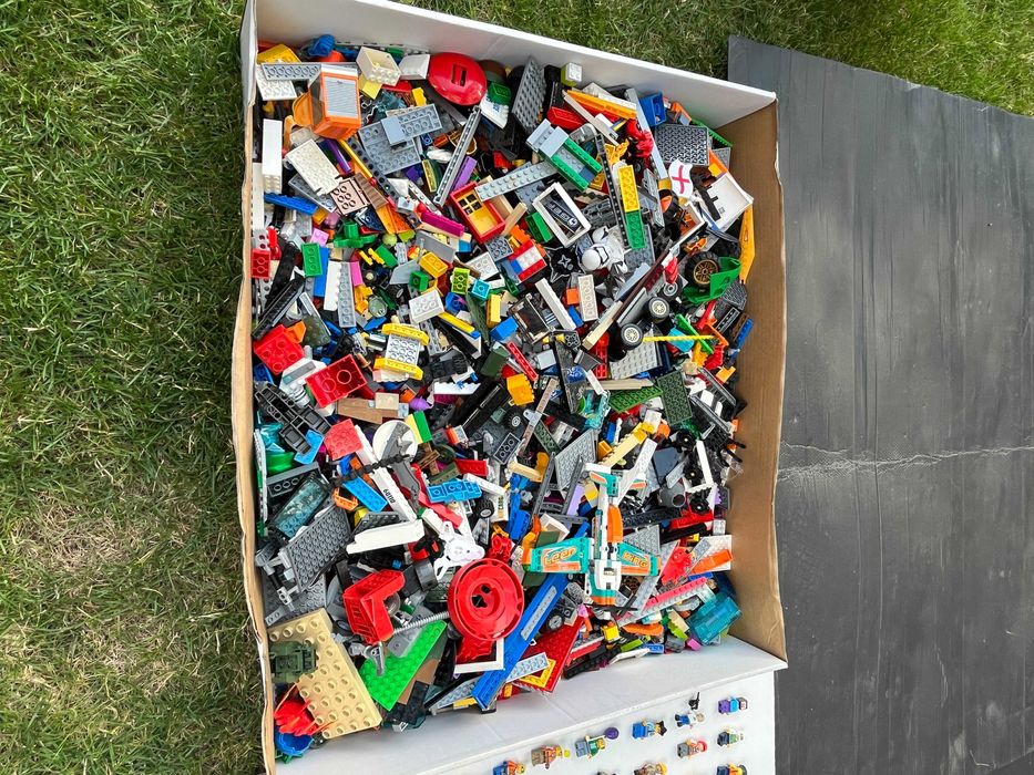 Klocki  LEGO , luzem 10 kg + około 60-ciu ludzików z LEGO