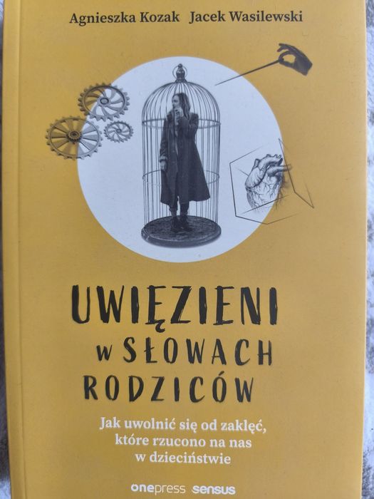 Uwięzieni w słowach rodziców. Jak uwolnić się od zaklęć, które rzucono na nas w dzieciństwie.