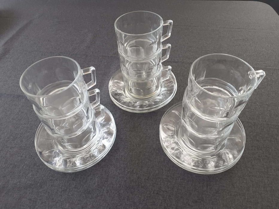 Vendo para desocupar. Conjunto de 9 chávenas de chá com respetivos pires. 14€.