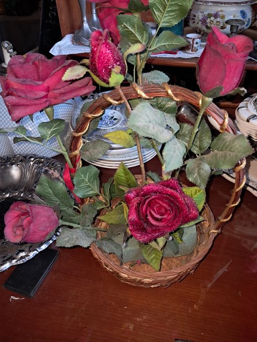 Cesta em vime com rosas