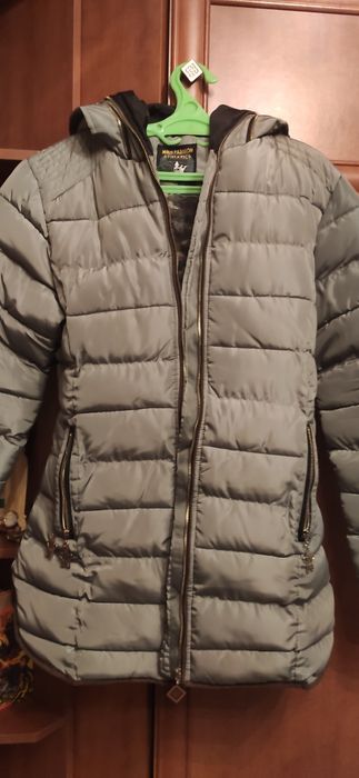 Продається зимова куртка.Вживана. Утеплена.