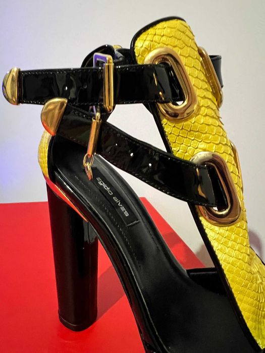 Sandálias amarelas e preto em pele genuína