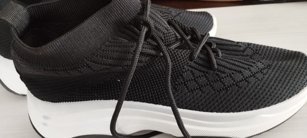 Кросівки літні 40 розмір.