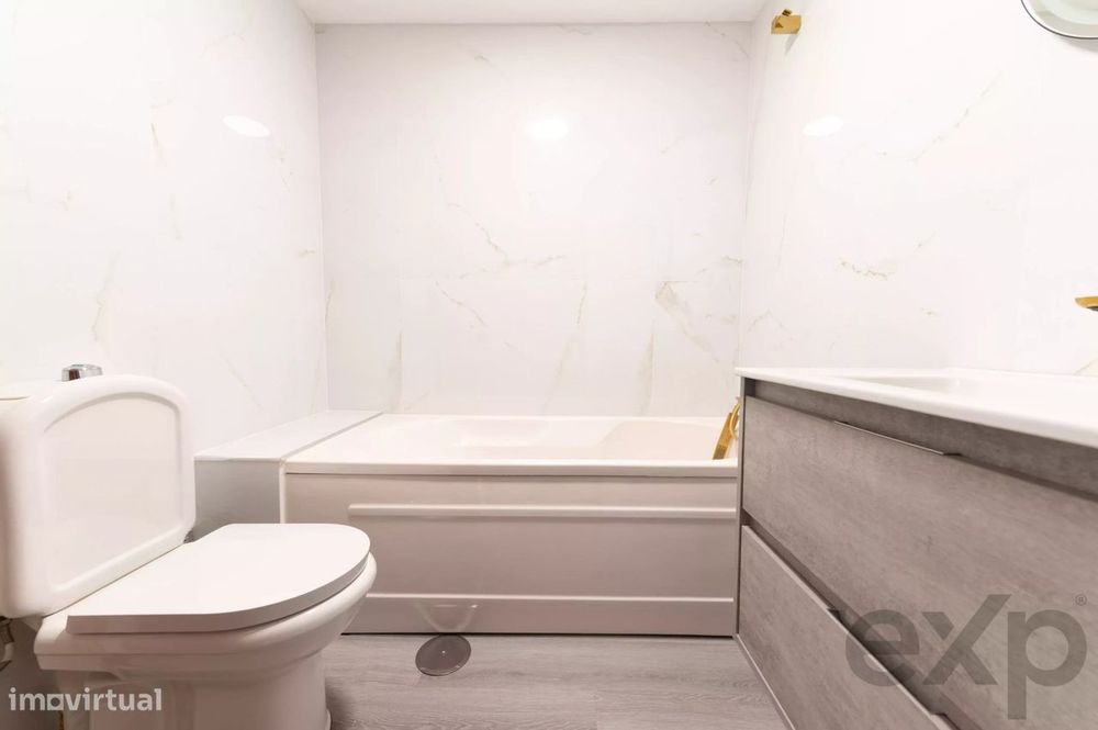 Apartamento T2  remodelado, varandas com vista desafogada, arqueamento