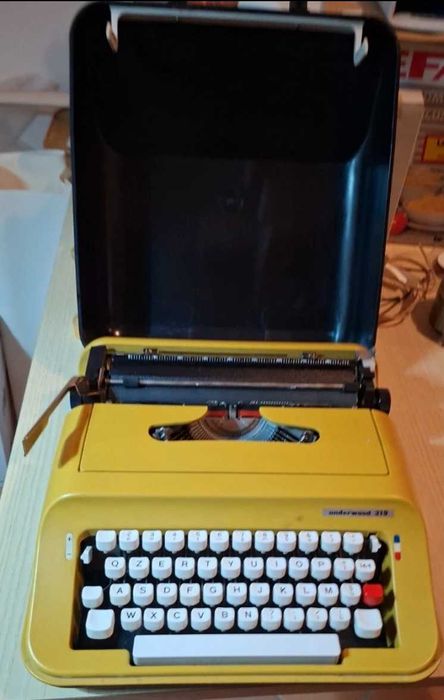 Máquina de escrever Olivetti-Underwood 319