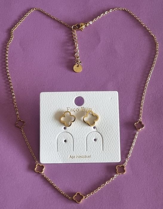 Conjunto dourado (colar e brincos), em aço, trevo de 4 folhas.