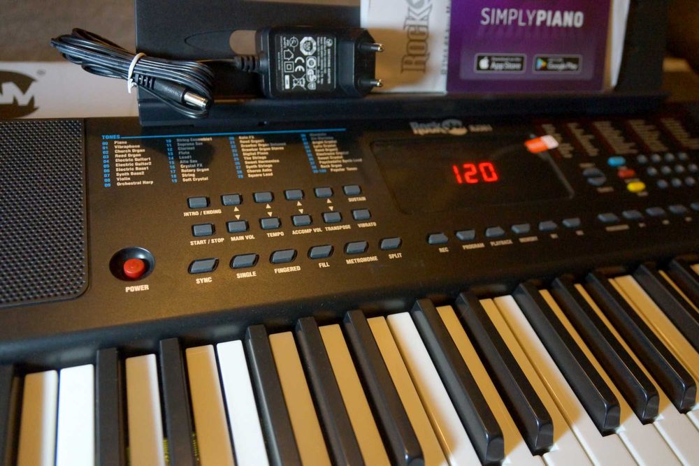 NOWY keyboard 61 klawiszy. Stan sklepowy. Warty 450 zł.