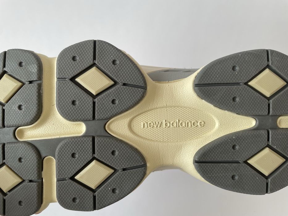 New Balance 9060 Light Grey 40-45 у наявності.