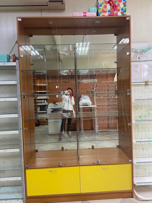 Шафа  виставкова 1 шт. і прилавок 2 шт