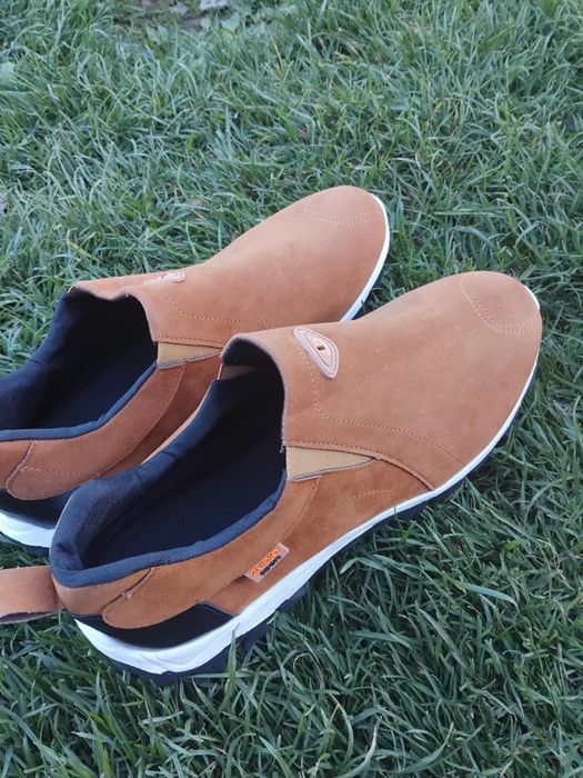 Кросівки коричневі