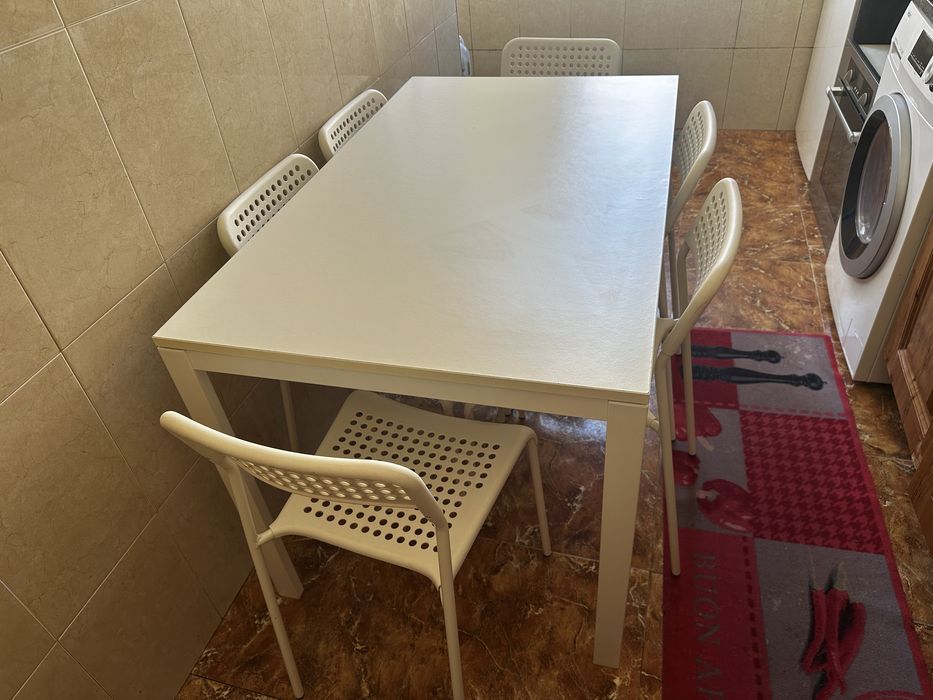 Vendo mesa ikea branca com 6 cadeiras.