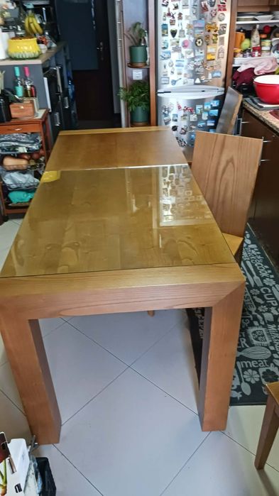 Vendo mesa com 4 cadeiras