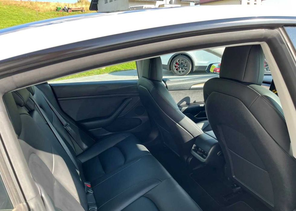 tesla model 3 2021 року