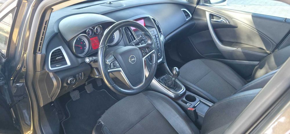 Opel Astra J Sedan Ecoflex | Estofos Pele | Económico e a Circular Diariamente!