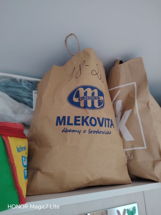 Dwie wielkie torby rzeczy i jedna duża bucików