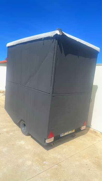 Reboque preto.