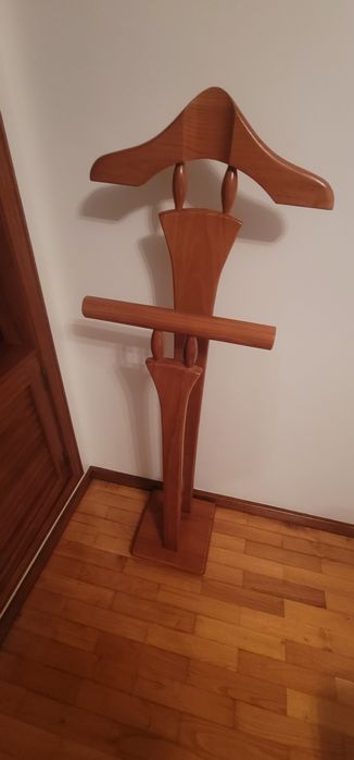 Cabideiro de pe em madeira