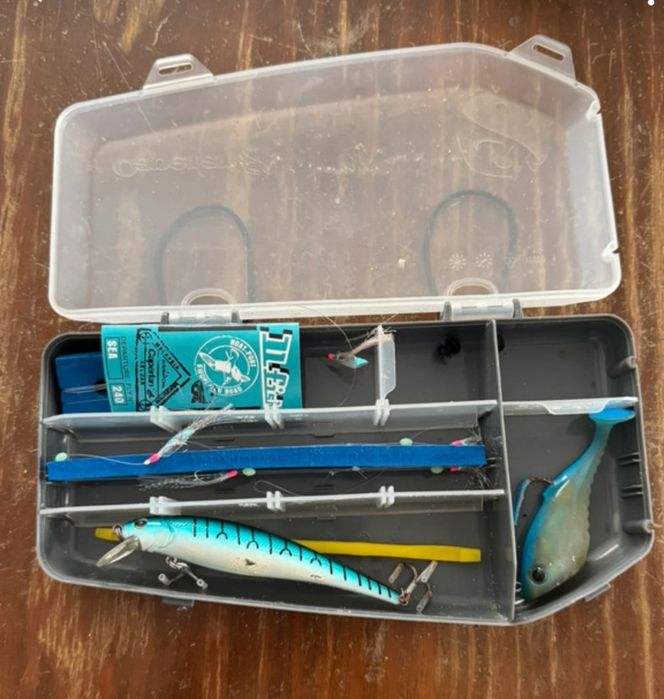 Cana de pesca com caixa de anzóis